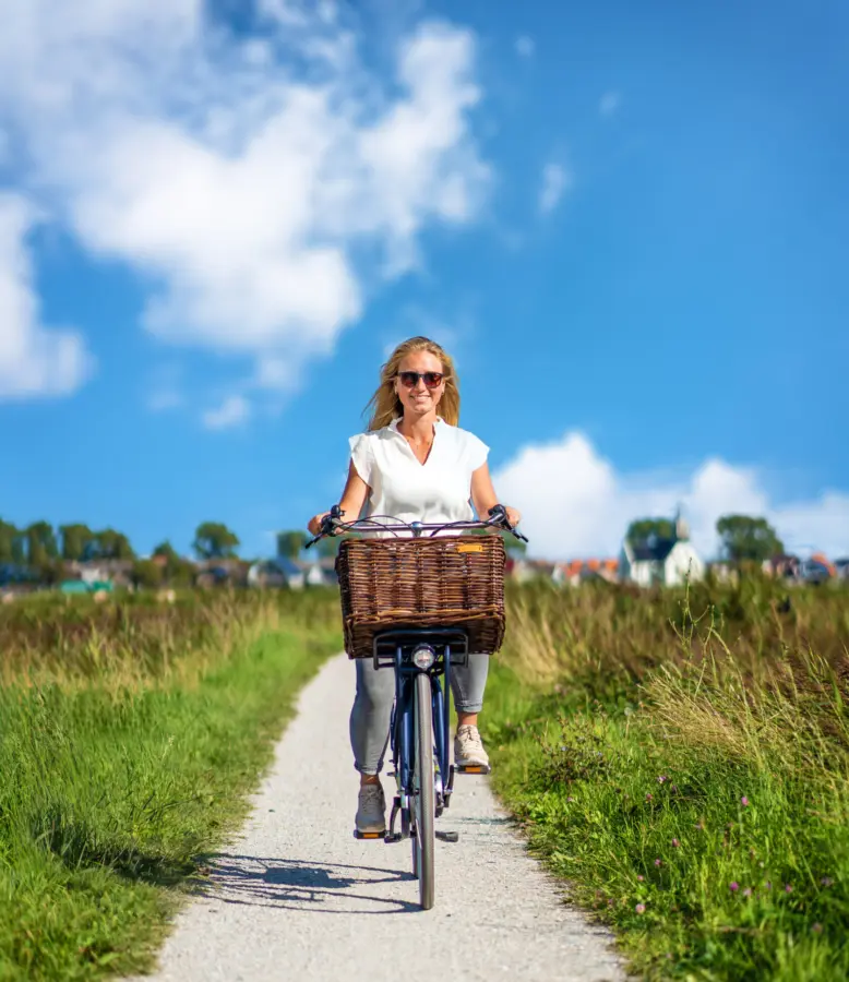 Vrouw op elektrische cortina fietst naar De Koog op Texel